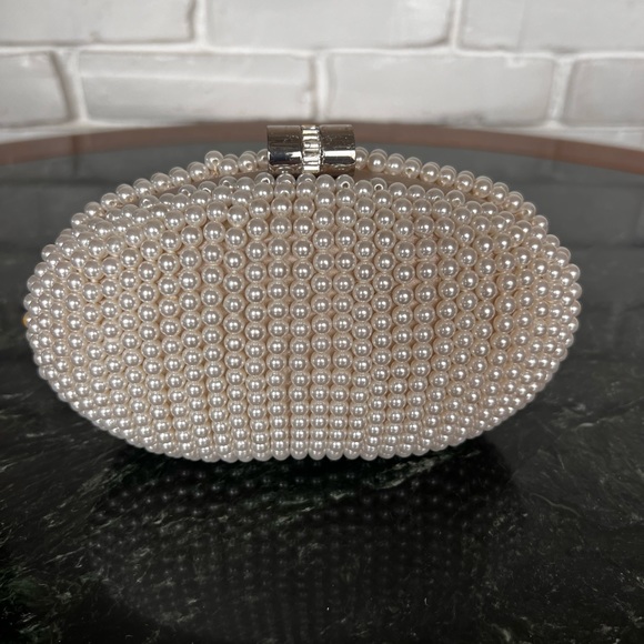 Sondra Roberts Pearl Egg Clutch - Picture 3 of 11